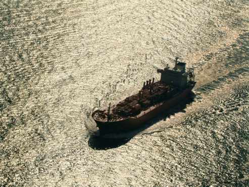 un mercante en alta mar