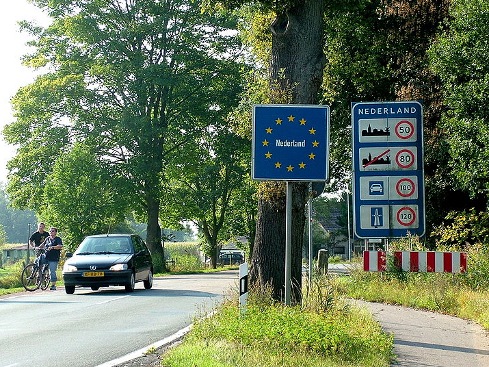 Un cartel de la UE señala el paso entre Holanda y Alemania