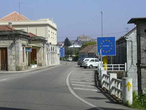 Un cartel de la UE señala el paso de Portugal a España