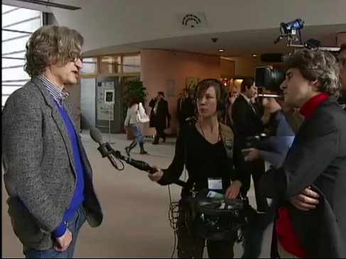 Wenders, entrevistado en el hall del Parlamento