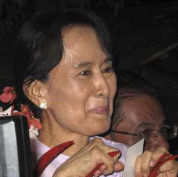 Aung San Suu Kyi, muy emocionada ante la verja de su casa