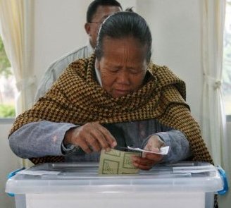 una mujer votando