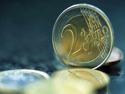 Una moneda de 2 euros en equilibrio