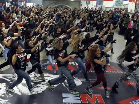 Un grupo de jóvenes baila en el metro de Madrid