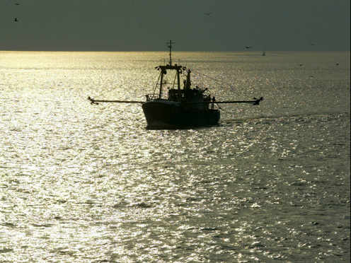 un pesquero en alta mar