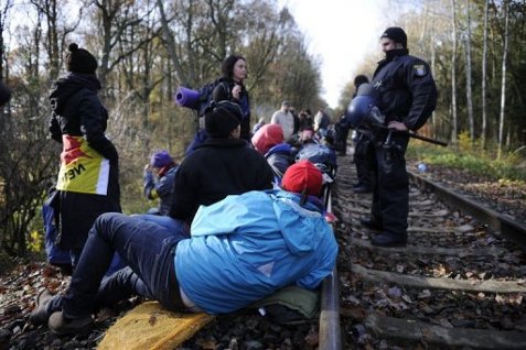 activistas encadenados a las vías