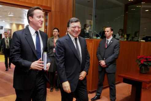 Cameron y Barroso salen de la sala de sesiones charlando y riendo