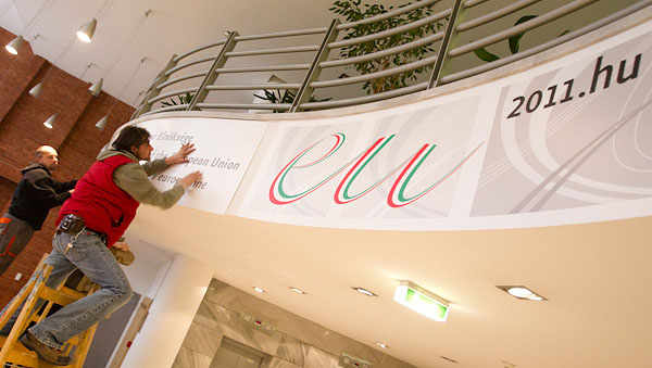 Instalación del logo de la presidencia húngara en Bruselas