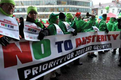 Miembros de los sindicatos vestidos de verde con una pancarta