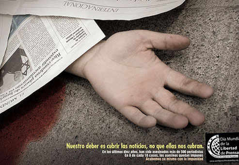 la mano de un hombre abatido tapado con periódicos
