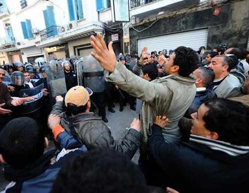 Mnifestantes pacíficos frente a un cordón policial