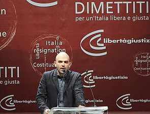 El escritor Roberto Saviano en el acto contra Berlusconi