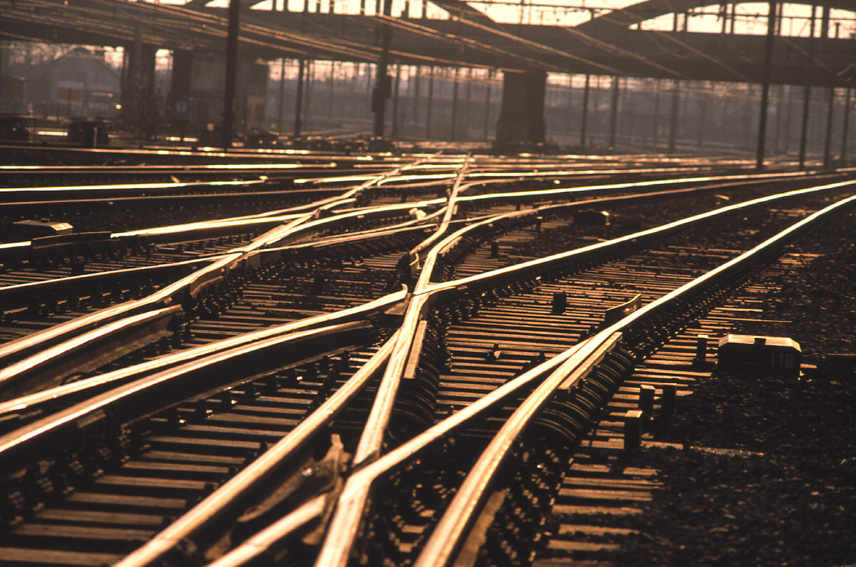 Un nudo ferroviario con muchas vías que se cruzan