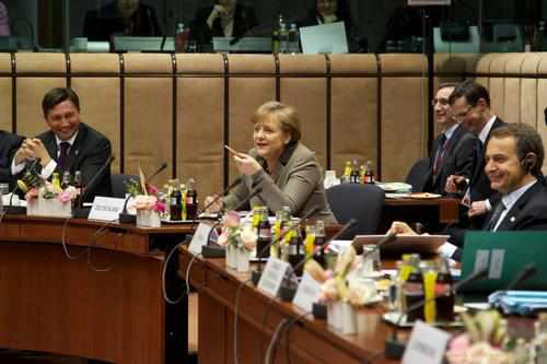 Merkel y Zapatero en la reunión del Eurogrupo