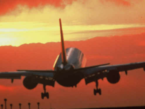 un avión en vuelo