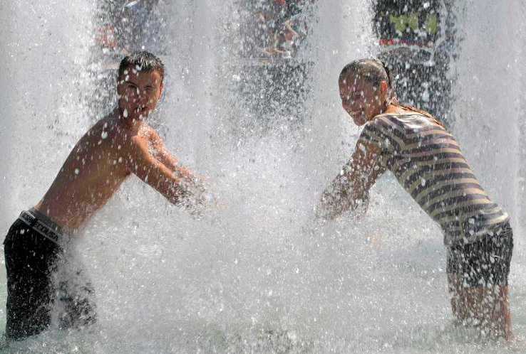 Jóvenes de Moscú se refrescan durante la ola de calor de 2010