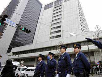 Policías protegiendo el edificio de TEPCO