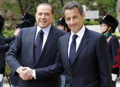 Berlusconi y Sarkozy se dan la mano ante los fotógrafos