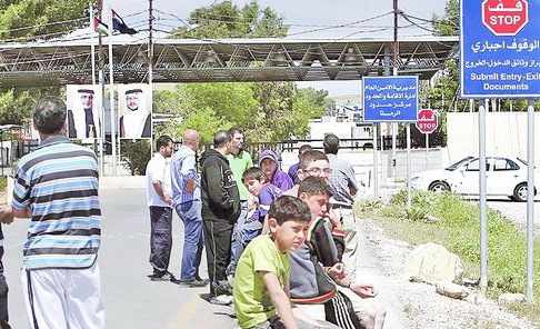 Personas esperando en la frontera entre Jordania y Siria