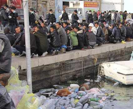 Inmigrantes esperando en el puerto