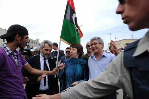 Un opositor a Gadafi entrega una bandera libia a Ashton