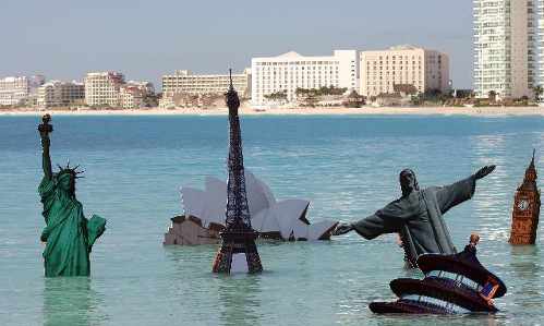 Monumentos emblemáticos hundiéndose en el mar, Torre Eiffel, estatua de la Libertad etc. 