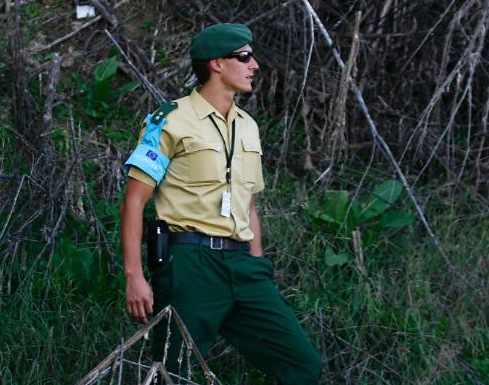 un policía vigila en el campo