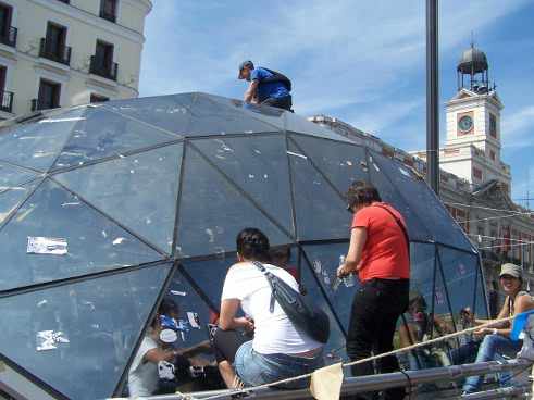 Unos acampados quitan carteles y pegatinas de la bóveda del distribuidor de transportes