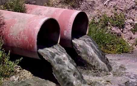 Vertido de aguas residuales en zona urbana