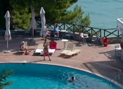 terraza de un hotel, piscina y al fondo el mar