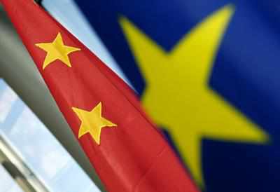 Banderas de China y de la UE