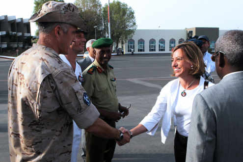 Carme Chacón, saluda a los militares españoles