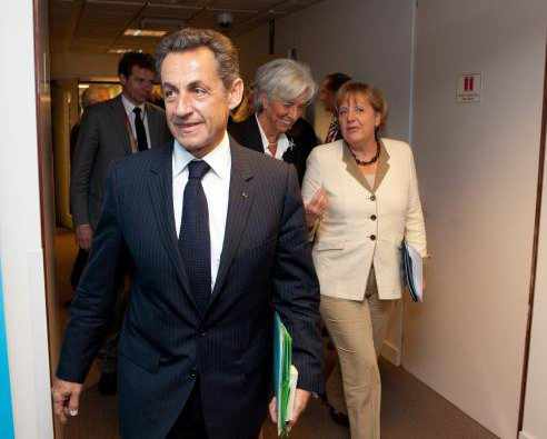 Nicolás Sarkozy y detrás Christine Lagarde y Angela Merkel