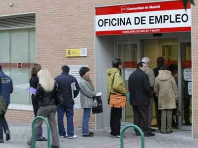 espera ante una oficina del paro