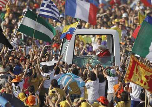 El Papa en el papamóvil rodeado de peregrinos