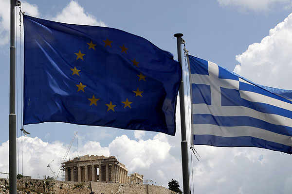 Banderas de Grecia y la UE ante el Partenón