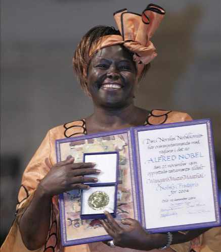 La premio Nobel en oslo con el diploma del galardón