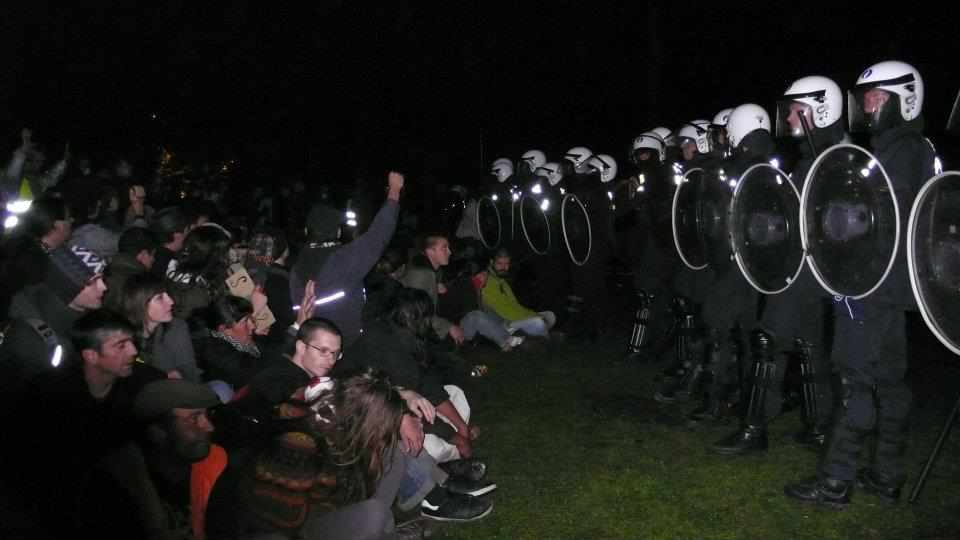 Policía de Bruselas vigila a los manifestantes 