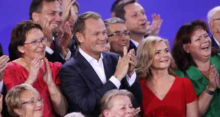 Donald Tusk y sus seguidores celebran el triunfo electoral