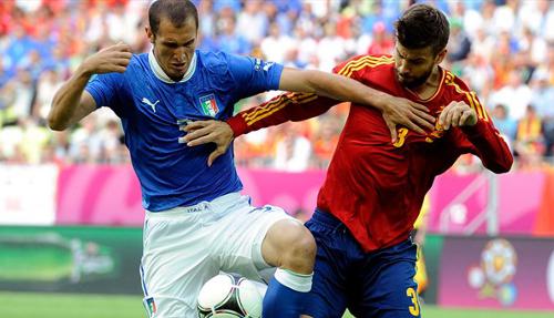 Pelea por el balón de jugadores de España e Italia